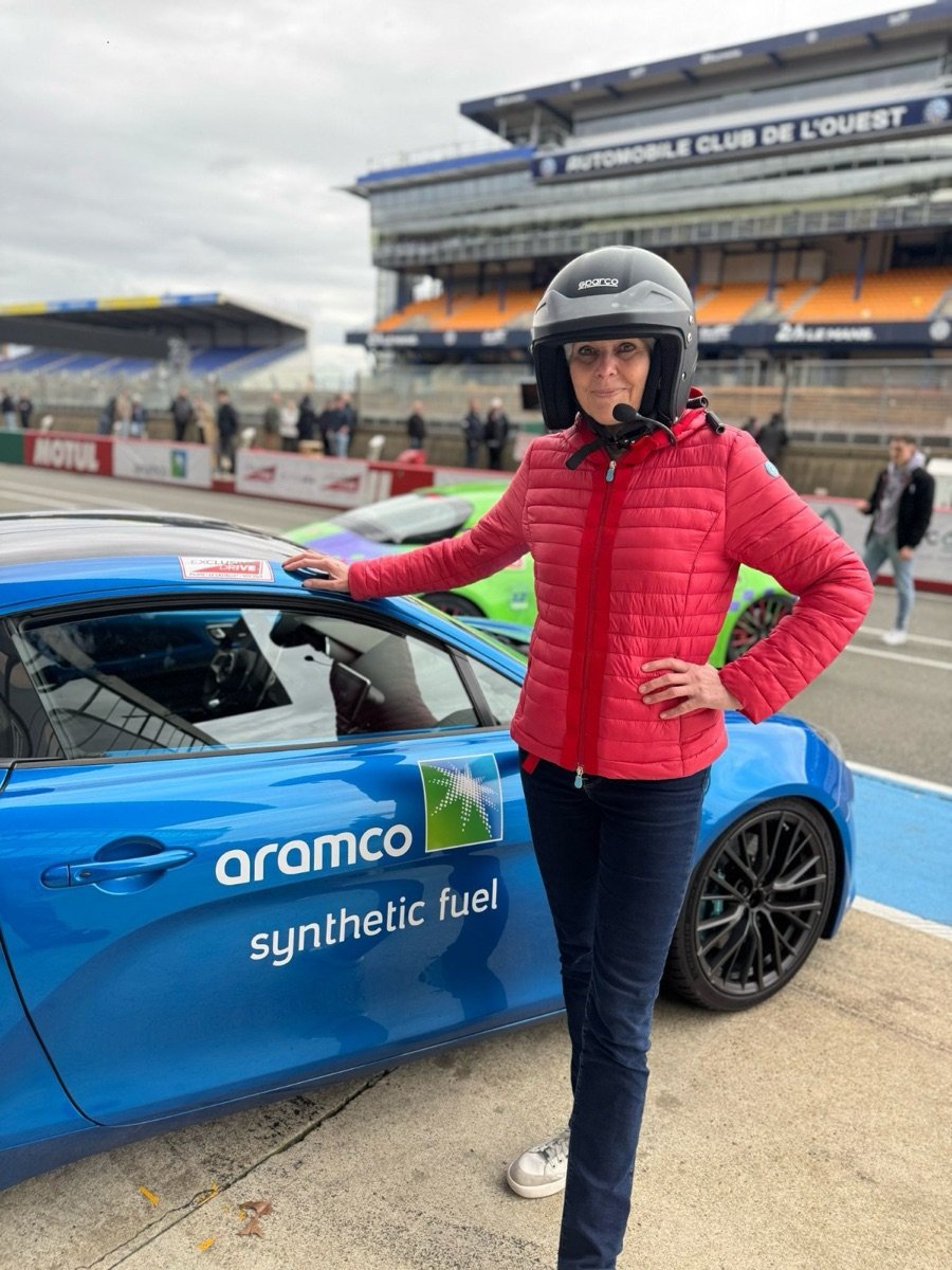 Pascale Renaud sur un circuit automobile